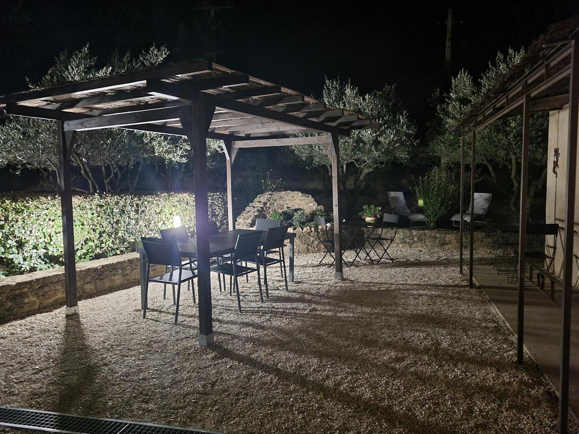 Отель La Fanette Montbrison-sur-Lez Экстерьер фото